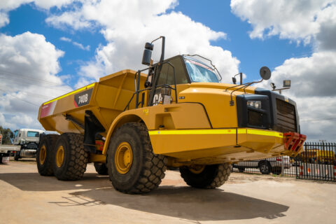 (CAT) Caterpillar 740B ARTICULATED TRUCK Operation and Maintenance Manual SN T4R – PDF